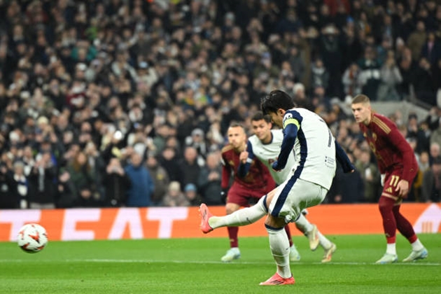 Son Heung-min mở tỷ số cho Tottenham Hotspur ngay phút thứ 5.